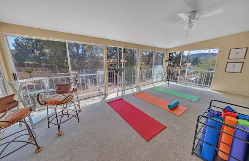 NEW! Huge Game Room, Hikeable, Red Rock View, Fireplace, Ping Pong, Yoga, Golf Course, Pickle Ball! - Foto 2