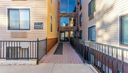 Cozy stay for 2, 5 Min Drive to Base, Full Kitchen, Shared Hot Tub & Pool, Restaurants Nearby! - Foto 4