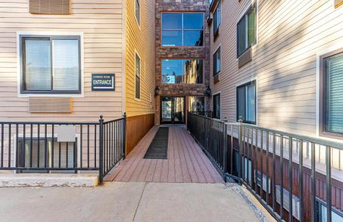 Cozy stay for 2, 5 Min Drive to Base, Full Kitchen, Shared Hot Tub & Pool, Restaurants Nearby! - Photo 4