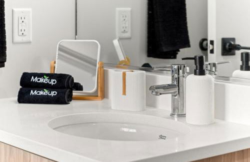 2BR Apartment in DT with Parking - Foto 34