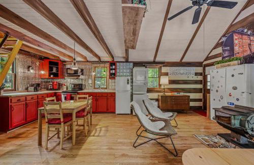 River Walk Cottage - Hot Tub - Pet Friendly - Swing - Screen Porch - River Access - Fire Pit - Wifi - Grill - Deck - King Bed - Foto 9