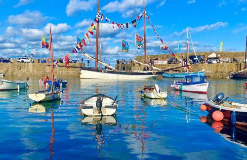 Spacious home with panoramic sea view, free parking EV & large garden - Photo 46