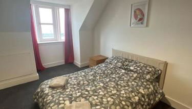 Substantial 5 Bed Townhouse - Photo 5