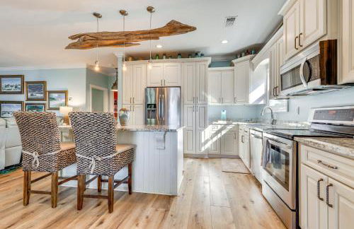 Waterfront Gulf Coast Home with Outdoor Oasis! - Foto 7