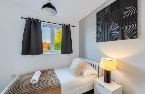 Hunsbury House - Excellent Location - Free Parking, Self-Check-In, SkyTV and Fast Wifi by Yoko Property - Foto 8