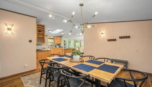 Riverfront Paradise w/ Hot Tub--Little River House - Foto 4