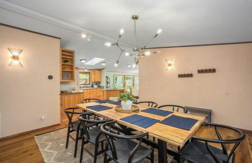 Riverfront Paradise w/ Hot Tub--Little River House - Foto 4