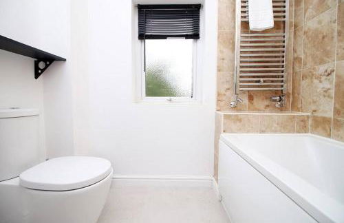 Modern and Cosy 3 Bed House Close to Cardiff City Centre perfect for Family Relocations, Contractors & Groups by Gurkha Stay with Free Parking and Wifi - Foto 29