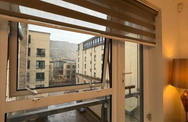 Holyrood Apartment with parking & lift access - Photo 30