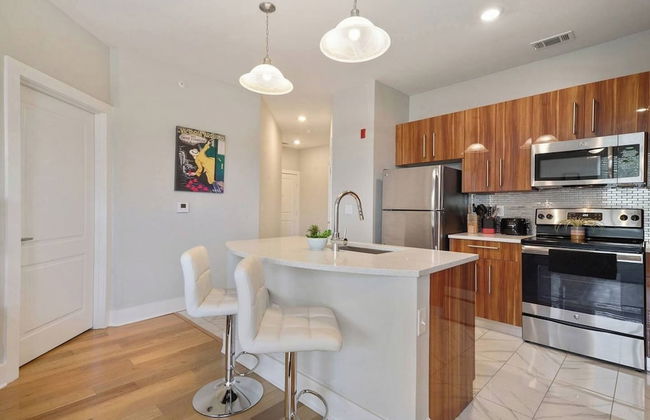 Luxurious Downtown Condo - Photo 6