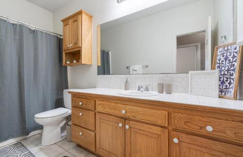 Spacious 6 bed Bentonville House, Sleeps 12, Smart TVs, Wi-Fi - Foto 19