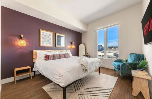 Stylish 2BD Haven with Scenic DTLA Views and Parking - Foto 3