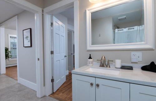 Updated Family-sized Home in Heart of Rutland, Near Slopes, EV Level 2, Hot Tub - Photo 17