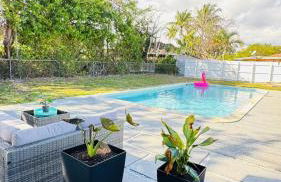 Stylish Pool Home - Photo 9