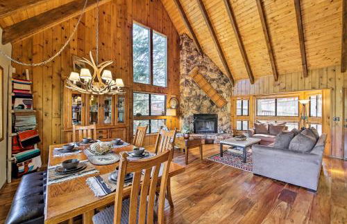 Spacious Lake Arrowhead Home with 2 Decks and Views - Foto 6