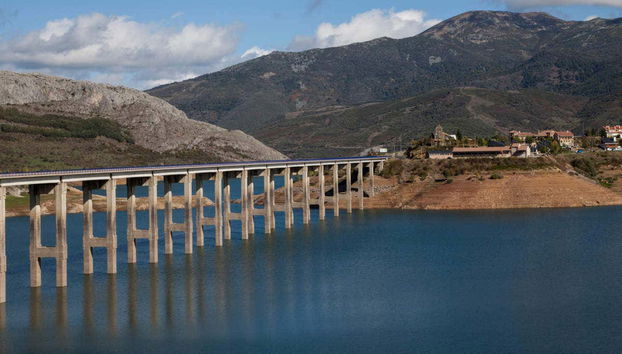 Excursión a los fiordos leoneses de Riaño - Foto 5, Puente del embalse de Riaño
