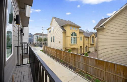 Urban EaDo Retreat - 3BR Townhome w Deck - Foto 9