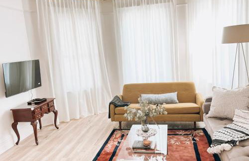 Designer Home 2 Bedroom - 20min to NYC WTC - Private Backyard - Foto 12