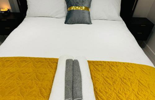 Perfect 1 Bed Apartment Sleeps 5 1 Kingsize bed 1 double Sofabed & Foldable Single bed Free Parking Wifi good transport network shopping Holiday Makers Families Contractors in North London - Photo 44