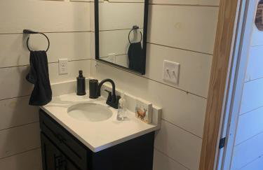 New, modern cabin with private lake and hiking - Foto 16