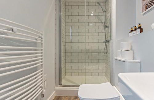 Tropical Suite - 2 Bed 2 Bath City Centre Netflix Games - Exclusive Weekly and Monthly DEALS - Raozee Homes - Foto 46