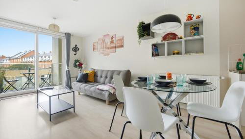 Steps from Train Station - Modern 2-Bedroom with Balcony & Cambridge Amenities, Family Friendly - Foto 4