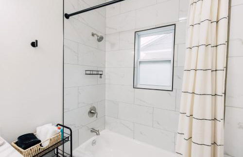 The Little Blue House - 1 King & 3 Queen beds - Foto 28