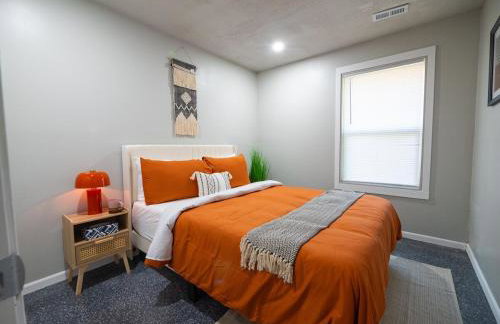 The Orange Lounge - 8 min to KU & Mass - Photo 17