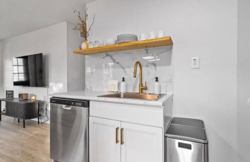 Game Room and Huge Yard with Fire Pit Yard Games and BBQ Near UE and Downtown - Foto 13