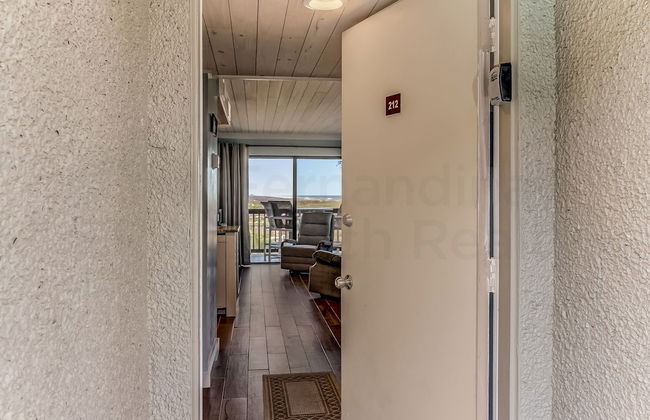 Newly Remodeled Oceanfront Condo with Salt Water Pool and Private Walkway to Beach by RedAwning - Foto 28