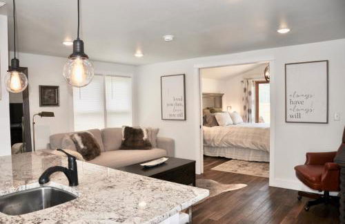 Adorable Bungalow w/ Private Patio Mins away from Downtown Rapid City - Foto 1