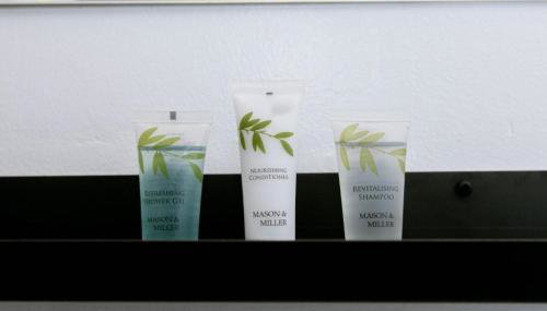 NEWLY Refurbed - Large Studio Apt With Private Parking - Photo 2