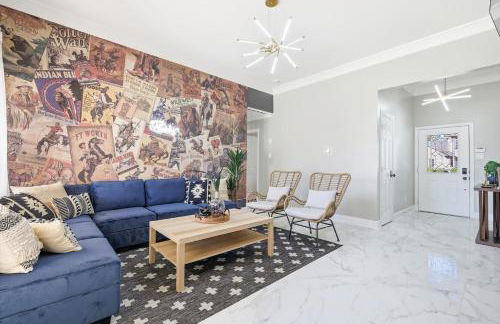 4-BD 2-BA with Backyard Pool Retreat + Game Room - Foto 8