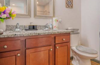 Stylish & Quiet 3BD Sleeps 8 Near Stadium & Downtown - Foto 2