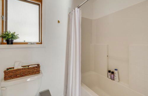 Oceanside Escape with Stunning Views Walk to Beach! - Foto 26