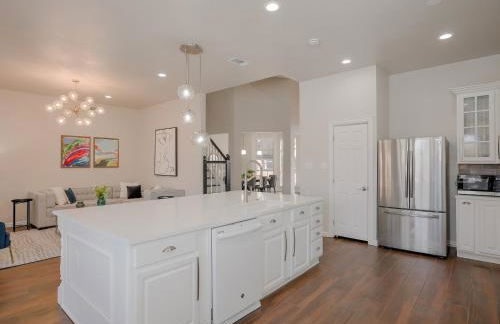 Glamorous Mansion w Private Pool and Cinema Room - Photo 11