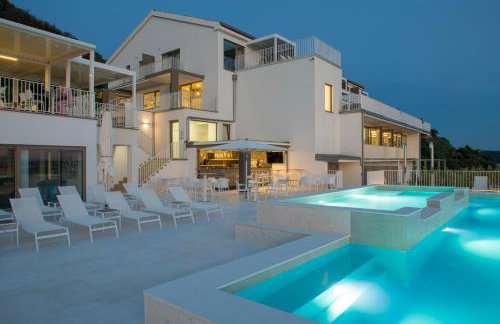 Zlatni Zalaz,Apartments,Supetarska Draga - Foto 1