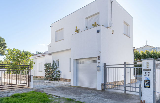 4 bedroom House in Castelló d'Empúries with private pool and garden - Photo 34