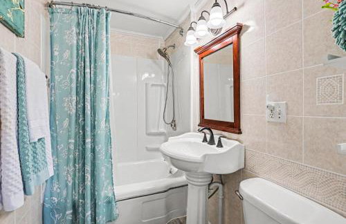 Cozy Downtown Cottage Near Beach and Pier - Foto 23