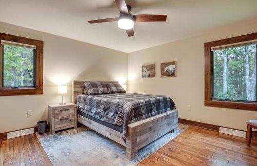 Impressive Presque Isle Lake House with Water Access - Foto 14