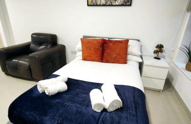 Luxurious 3 bed Ensuites & kitchenettes Nr LGI Hospital & Uni - Free 5G WIFI & Netflix Short Stays - Contractors Free Parking - Foto 15