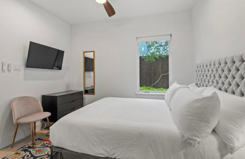 Modern Dallas Townhome with Private Rooftop, City View, Private Parking & Grill - Photo 17