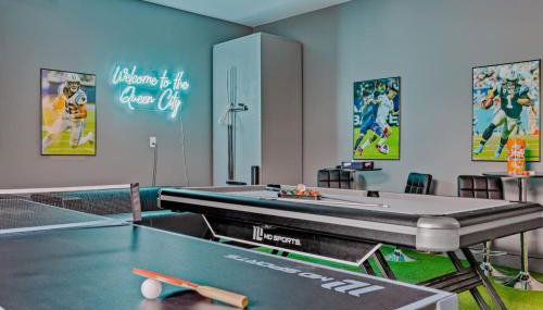 Modern 4BR Retreat in Uptown! - Foto 2, Game Room