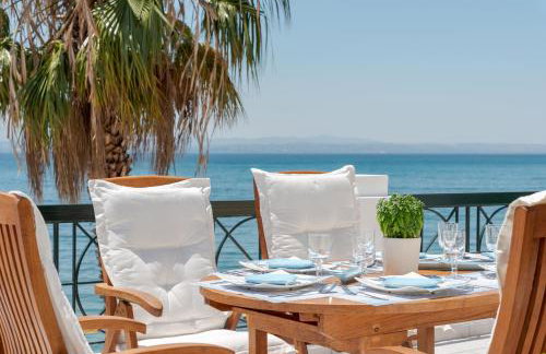 Beachfront Modern Apartment - Photo 29