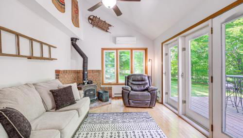 Alden Home with Fire Pit Steps to Torch Lake! - Foto 3