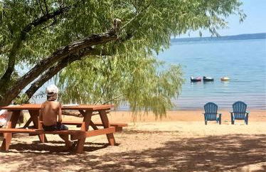 Peaceful Lakefront Cabin with Loft, Beach Access & Sunset Views in Buchanan Dam, Texas - Foto 20