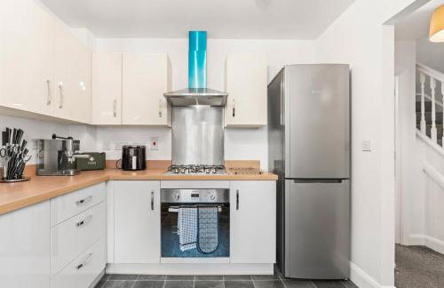 Spacious 3-Bed Home, Parking, Garden, Sleeps 7 - Foto 10