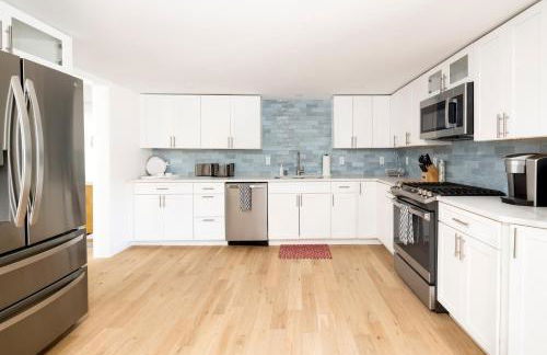 Spacious 4BR Beach Retreat, Steps to Pine Point - Foto 4