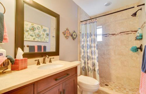 Riverfront Getaway with Hot Tub and Game Room! - Foto 22