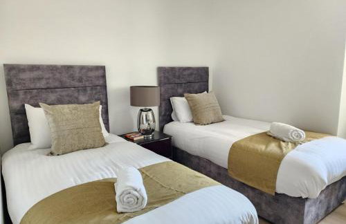 Luxury 2-Bed Apartment with AC, Sleeps 6, Private Garden, Free Parking, Netflix - Photo 4